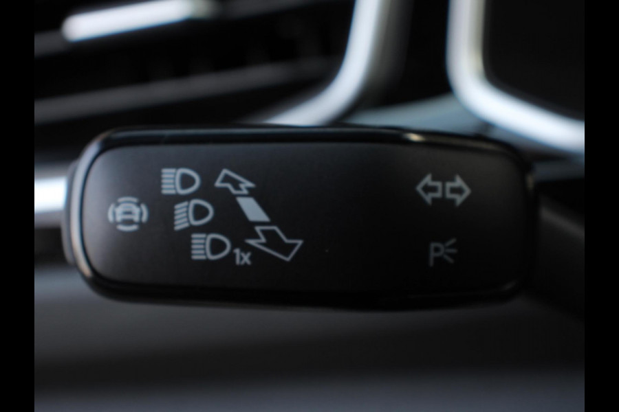 Volkswagen T-Roc 1.5 TSI DSG R-Line + IQ Drive pakket Automaat Navigatie Apple Carplay/Android Auto Climate control Lichtmetalen Velgen Extra Getint Glas LED