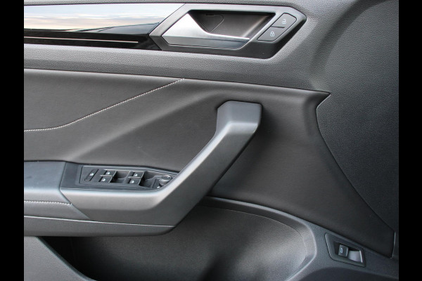 Volkswagen T-Roc 1.5 TSI DSG R-Line + IQ Drive pakket Automaat Camera Navigatie Apple Carplay/Android Auto Climate control Lichtmetalen Velgen Extra Getint Glas 18" Lichtmetalen Velgen