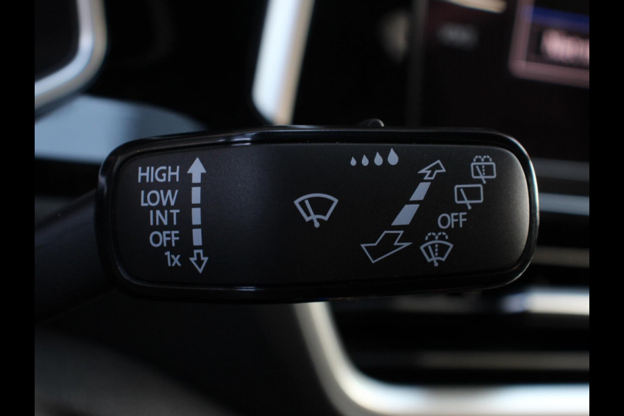 Volkswagen T-Roc 1.5 TSI DSG R-Line + IQ Drive pakket Automaat Camera Navigatie Apple Carplay/Android Auto Climate control Lichtmetalen Velgen Extra Getint Glas 18" Lichtmetalen Velgen