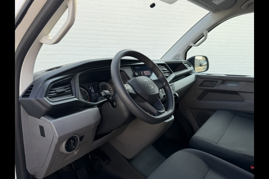 Volkswagen Transporter 2.0 TDI L2H1 Trekhaak Pdc V+A Carplay Navigatie Cruise Airco