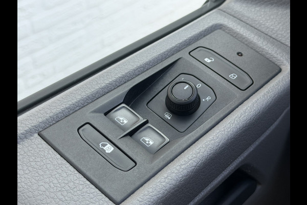 Volkswagen Transporter 2.0 TDI L2H1 Trekhaak Pdc V+A Carplay Navigatie Cruise Airco