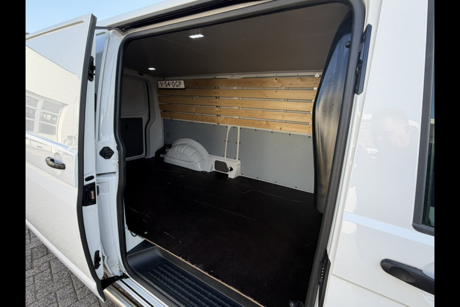 Volkswagen Transporter 2.0 TDI L2H1 Trekhaak Pdc V+A Carplay Navigatie Cruise Airco