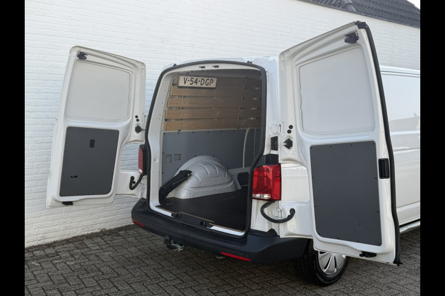 Volkswagen Transporter 2.0 TDI L2H1 Trekhaak Pdc V+A Carplay Navigatie Cruise Airco
