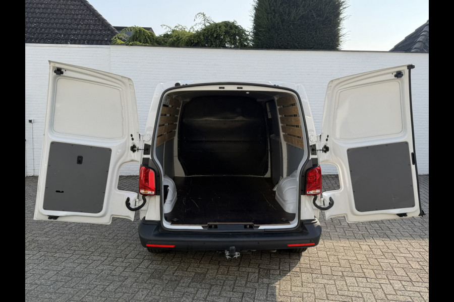 Volkswagen Transporter 2.0 TDI L2H1 Trekhaak Pdc V+A Carplay Navigatie Cruise Airco