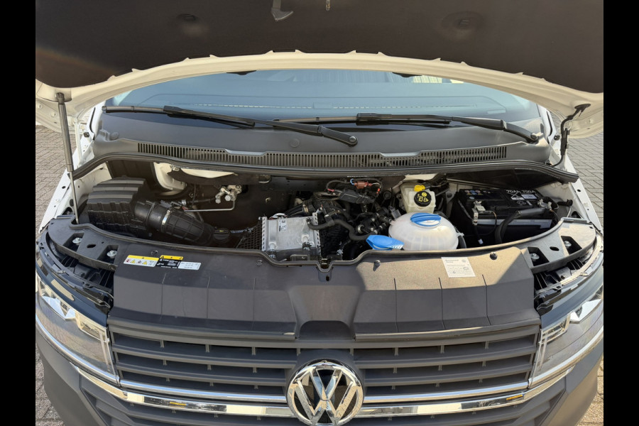 Volkswagen Transporter 2.0 TDI L2H1 Trekhaak Pdc V+A Carplay Navigatie Cruise Airco