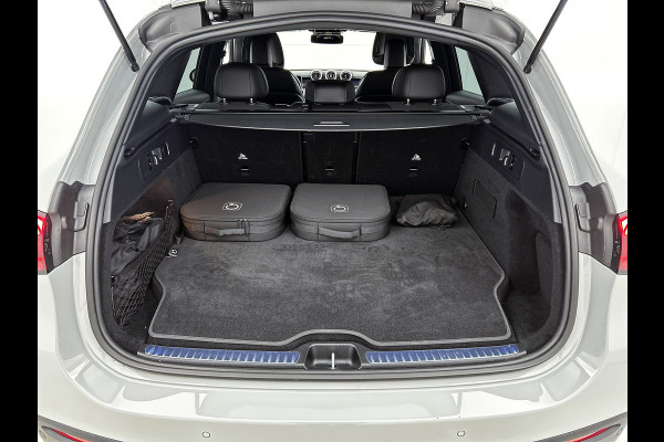 Mercedes-Benz GLC 300 e 4MATIC AMG Plug-In Hybride AMG Line | Night Pakket | Digital Licht | Trekhaak | Distronic | Memory Voorstoelen | Stoel en Stuurverwarming. Inclusief 24 maanden Mercedes-Benz Certified garantie voor Europa.