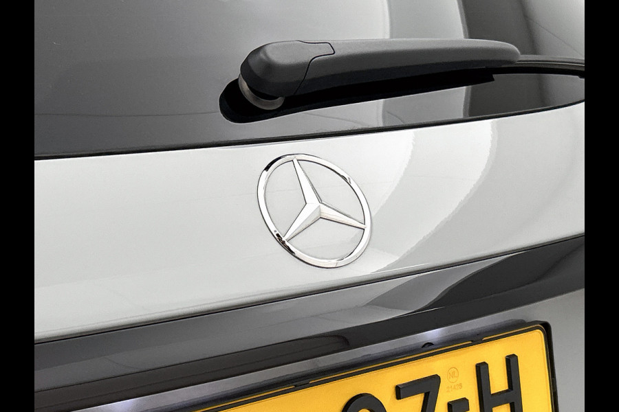 Mercedes-Benz GLC 300 e 4MATIC AMG Plug-In Hybride AMG Line | Night Pakket | Digital Licht | Trekhaak | Distronic | Memory Voorstoelen | Stoel en Stuurverwarming. Inclusief 24 maanden Mercedes-Benz Certified garantie voor Europa.