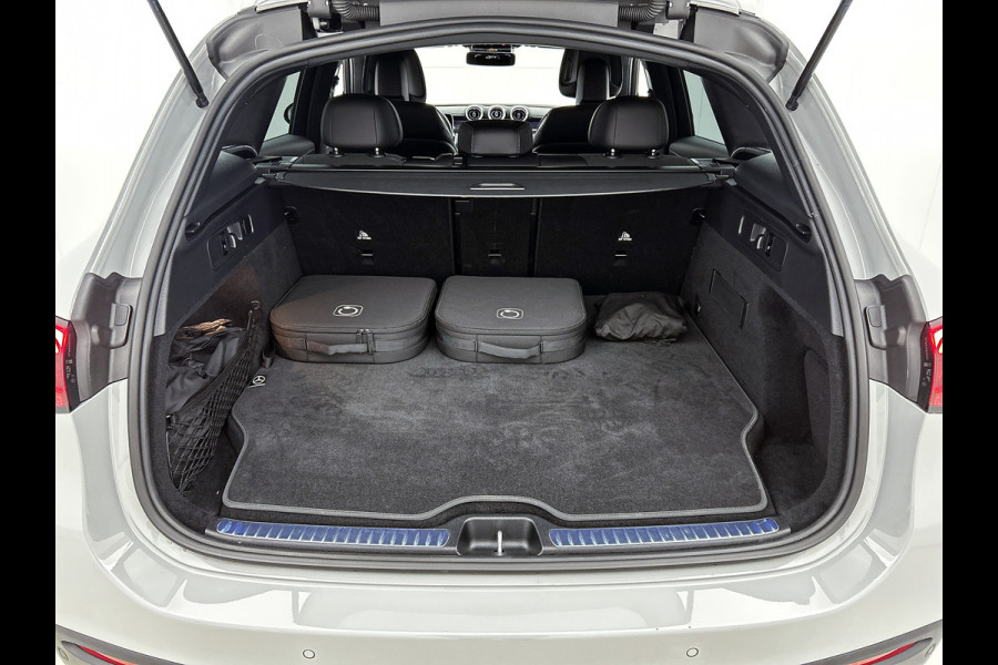 Mercedes-Benz GLC 300 e 4MATIC AMG Plug-In Hybride AMG Line | Night Pakket | Digital Licht | Trekhaak | Distronic | Memory Voorstoelen | Stoel en Stuurverwarming. Inclusief 24 maanden Mercedes-Benz Certified garantie voor Europa.