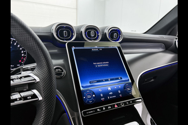 Mercedes-Benz GLC 300 e 4MATIC AMG Plug-In Hybride AMG Line | Night Pakket | Digital Licht | Trekhaak | Distronic | Memory Voorstoelen | Stoel en Stuurverwarming. Inclusief 24 maanden Mercedes-Benz Certified garantie voor Europa.