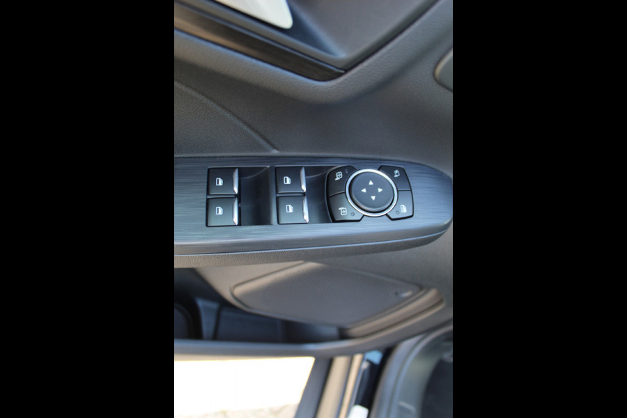 Ford Kuga 2.5-225pk PHEV 'Vignale' Plug-in Hybrid Automaat. Luxe hybride rijden voor een reëel bedrag ! Adaptieve Cruise Control, Climate Control, Stoel-, stuur-, voorraam- en achterbankverwarming, Side- en lane assist, Camera, Head-up display etc.