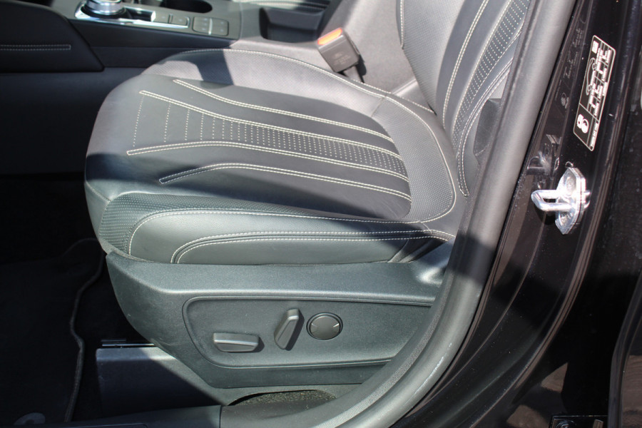 Ford Kuga 2.5-225pk PHEV 'Vignale' Plug-in Hybrid Automaat. Luxe hybride rijden voor een reëel bedrag ! Adaptieve Cruise Control, Climate Control, Stoel-, stuur-, voorraam- en achterbankverwarming, Side- en lane assist, Camera, Head-up display etc.