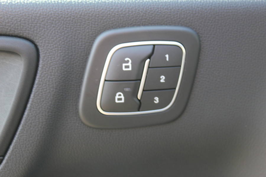 Ford Kuga 2.5-225pk PHEV 'Vignale' Plug-in Hybrid Automaat. Luxe hybride rijden voor een reëel bedrag ! Adaptieve Cruise Control, Climate Control, Stoel-, stuur-, voorraam- en achterbankverwarming, Side- en lane assist, Camera, Head-up display etc.