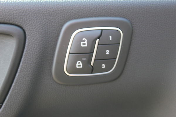 Ford Kuga 2.5-225pk PHEV 'Vignale' Plug-in Hybrid Automaat. Luxe hybride rijden voor een reëel bedrag ! Adaptieve Cruise Control, Climate Control, Stoel-, stuur-, voorraam- en achterbankverwarming, Side- en lane assist, Camera, Head-up display etc.