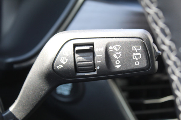 Ford Kuga 2.5-225pk PHEV 'Vignale' Plug-in Hybrid Automaat. Luxe hybride rijden voor een reëel bedrag ! Adaptieve Cruise Control, Climate Control, Stoel-, stuur-, voorraam- en achterbankverwarming, Side- en lane assist, Camera, Head-up display etc.