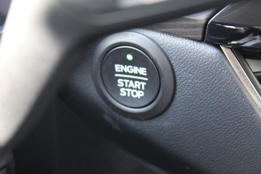 Ford Kuga 2.5-225pk PHEV 'Vignale' Plug-in Hybrid Automaat. Luxe hybride rijden voor een reëel bedrag ! Adaptieve Cruise Control, Climate Control, Stoel-, stuur-, voorraam- en achterbankverwarming, Side- en lane assist, Camera, Head-up display etc.