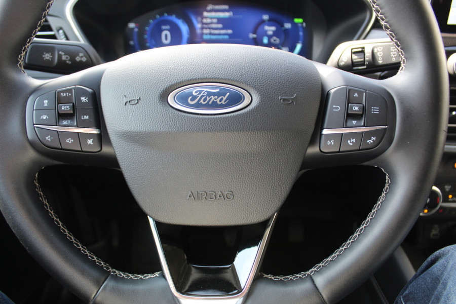 Ford Kuga 2.5-225pk PHEV 'Vignale' Plug-in Hybrid Automaat. Luxe hybride rijden voor een reëel bedrag ! Adaptieve Cruise Control, Climate Control, Stoel-, stuur-, voorraam- en achterbankverwarming, Side- en lane assist, Camera, Head-up display etc.