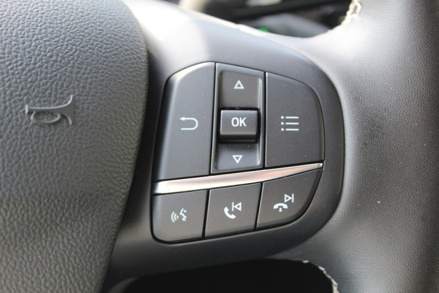 Ford Kuga 2.5-225pk PHEV 'Vignale' Plug-in Hybrid Automaat. Luxe hybride rijden voor een reëel bedrag ! Adaptieve Cruise Control, Climate Control, Stoel-, stuur-, voorraam- en achterbankverwarming, Side- en lane assist, Camera, Head-up display etc.