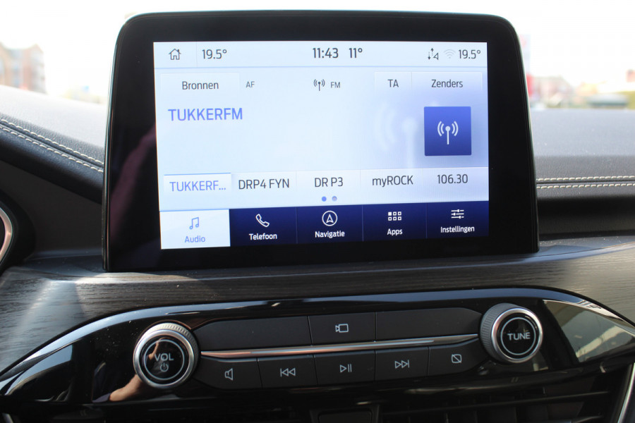 Ford Kuga 2.5-225pk PHEV 'Vignale' Plug-in Hybrid Automaat. Luxe hybride rijden voor een reëel bedrag ! Adaptieve Cruise Control, Climate Control, Stoel-, stuur-, voorraam- en achterbankverwarming, Side- en lane assist, Camera, Head-up display etc.