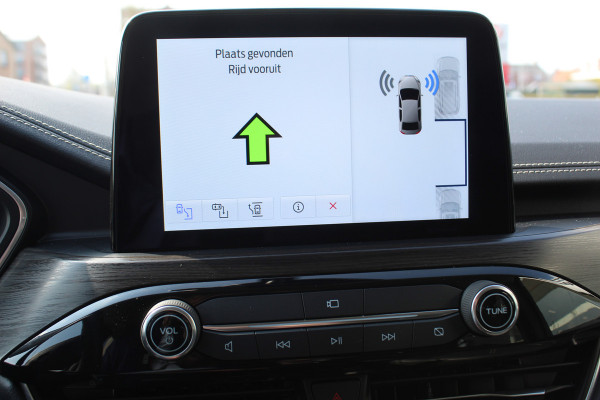 Ford Kuga 2.5-225pk PHEV 'Vignale' Plug-in Hybrid Automaat. Luxe hybride rijden voor een reëel bedrag ! Adaptieve Cruise Control, Climate Control, Stoel-, stuur-, voorraam- en achterbankverwarming, Side- en lane assist, Camera, Head-up display etc.