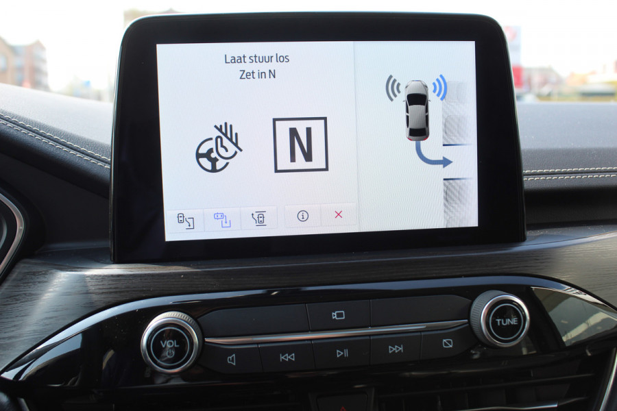 Ford Kuga 2.5-225pk PHEV 'Vignale' Plug-in Hybrid Automaat. Luxe hybride rijden voor een reëel bedrag ! Adaptieve Cruise Control, Climate Control, Stoel-, stuur-, voorraam- en achterbankverwarming, Side- en lane assist, Camera, Head-up display etc.