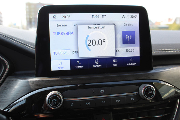 Ford Kuga 2.5-225pk PHEV 'Vignale' Plug-in Hybrid Automaat. Luxe hybride rijden voor een reëel bedrag ! Adaptieve Cruise Control, Climate Control, Stoel-, stuur-, voorraam- en achterbankverwarming, Side- en lane assist, Camera, Head-up display etc.