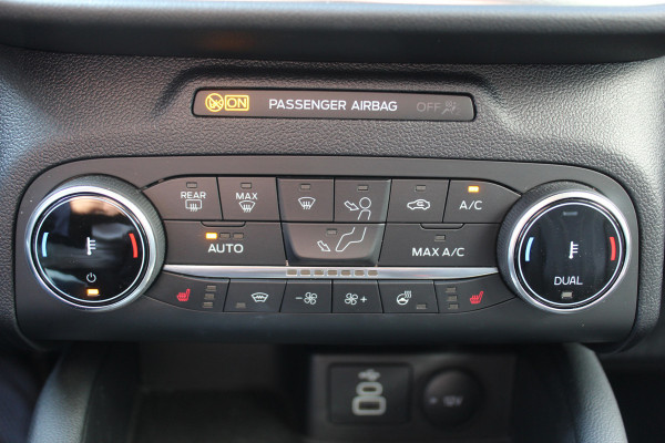 Ford Kuga 2.5-225pk PHEV 'Vignale' Plug-in Hybrid Automaat. Luxe hybride rijden voor een reëel bedrag ! Adaptieve Cruise Control, Climate Control, Stoel-, stuur-, voorraam- en achterbankverwarming, Side- en lane assist, Camera, Head-up display etc.