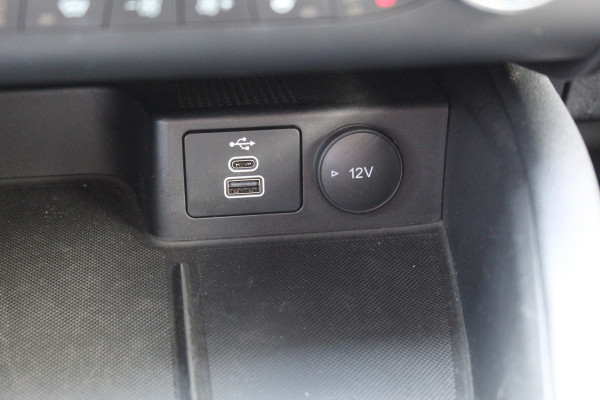 Ford Kuga 2.5-225pk PHEV 'Vignale' Plug-in Hybrid Automaat. Luxe hybride rijden voor een reëel bedrag ! Adaptieve Cruise Control, Climate Control, Stoel-, stuur-, voorraam- en achterbankverwarming, Side- en lane assist, Camera, Head-up display etc.