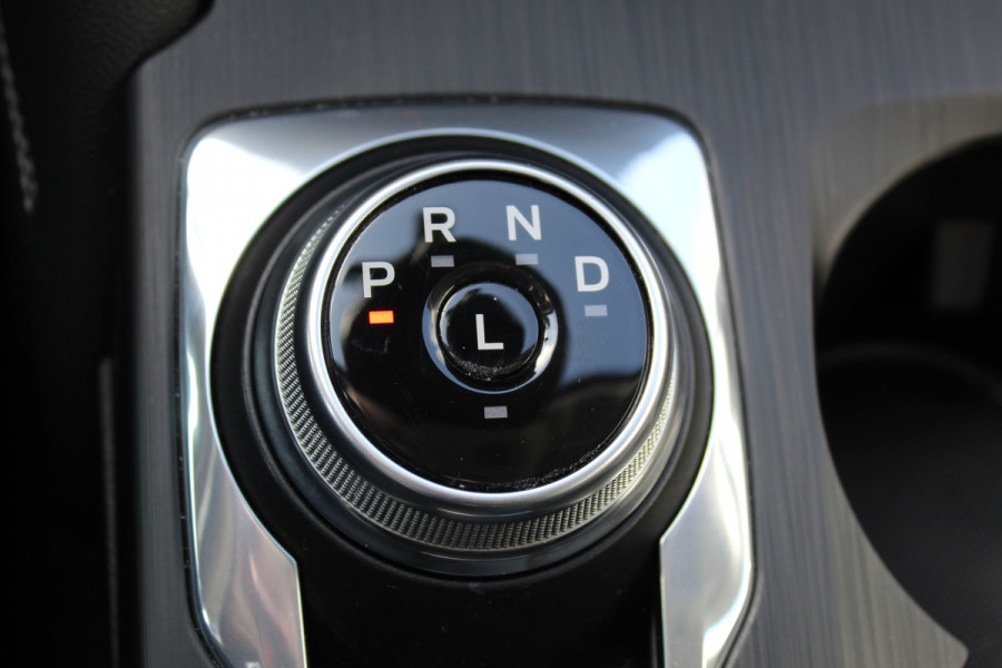 Ford Kuga 2.5-225pk PHEV 'Vignale' Plug-in Hybrid Automaat. Luxe hybride rijden voor een reëel bedrag ! Adaptieve Cruise Control, Climate Control, Stoel-, stuur-, voorraam- en achterbankverwarming, Side- en lane assist, Camera, Head-up display etc.