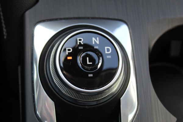 Ford Kuga 2.5-225pk PHEV 'Vignale' Plug-in Hybrid Automaat. Luxe hybride rijden voor een reëel bedrag ! Adaptieve Cruise Control, Climate Control, Stoel-, stuur-, voorraam- en achterbankverwarming, Side- en lane assist, Camera, Head-up display etc.