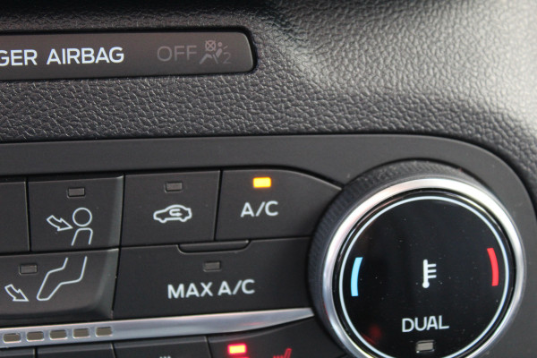 Ford Kuga 2.5-225pk PHEV 'Vignale' Plug-in Hybrid Automaat. Luxe hybride rijden voor een reëel bedrag ! Adaptieve Cruise Control, Climate Control, Stoel-, stuur-, voorraam- en achterbankverwarming, Side- en lane assist, Camera, Head-up display etc.