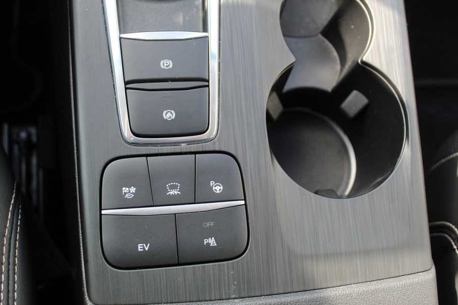 Ford Kuga 2.5-225pk PHEV 'Vignale' Plug-in Hybrid Automaat. Luxe hybride rijden voor een reëel bedrag ! Adaptieve Cruise Control, Climate Control, Stoel-, stuur-, voorraam- en achterbankverwarming, Side- en lane assist, Camera, Head-up display etc.