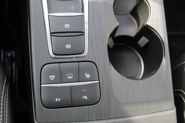 Ford Kuga 2.5-225pk PHEV 'Vignale' Plug-in Hybrid Automaat. Luxe hybride rijden voor een reëel bedrag ! Adaptieve Cruise Control, Climate Control, Stoel-, stuur-, voorraam- en achterbankverwarming, Side- en lane assist, Camera, Head-up display etc.