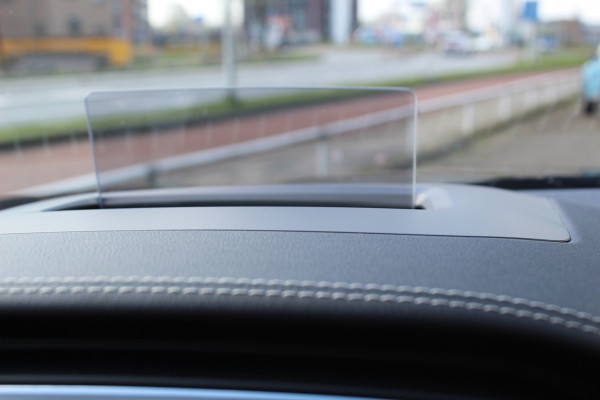 Ford Kuga 2.5-225pk PHEV 'Vignale' Plug-in Hybrid Automaat. Luxe hybride rijden voor een reëel bedrag ! Adaptieve Cruise Control, Climate Control, Stoel-, stuur-, voorraam- en achterbankverwarming, Side- en lane assist, Camera, Head-up display etc.