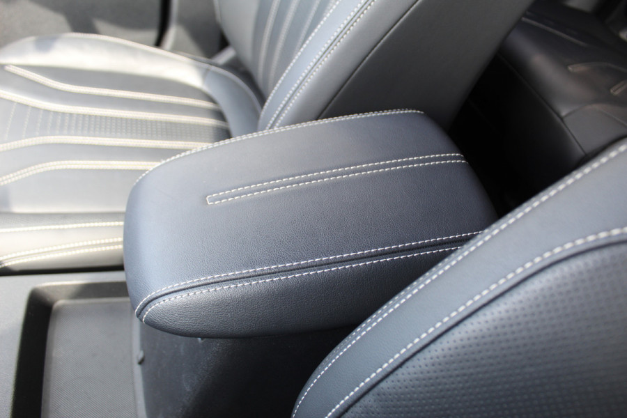 Ford Kuga 2.5-225pk PHEV 'Vignale' Plug-in Hybrid Automaat. Luxe hybride rijden voor een reëel bedrag ! Adaptieve Cruise Control, Climate Control, Stoel-, stuur-, voorraam- en achterbankverwarming, Side- en lane assist, Camera, Head-up display etc.