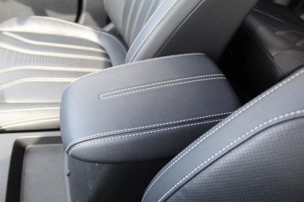 Ford Kuga 2.5-225pk PHEV 'Vignale' Plug-in Hybrid Automaat. Luxe hybride rijden voor een reëel bedrag ! Adaptieve Cruise Control, Climate Control, Stoel-, stuur-, voorraam- en achterbankverwarming, Side- en lane assist, Camera, Head-up display etc.