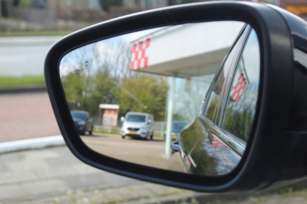 Ford Kuga 2.5-225pk PHEV 'Vignale' Plug-in Hybrid Automaat. Luxe hybride rijden voor een reëel bedrag ! Adaptieve Cruise Control, Climate Control, Stoel-, stuur-, voorraam- en achterbankverwarming, Side- en lane assist, Camera, Head-up display etc.