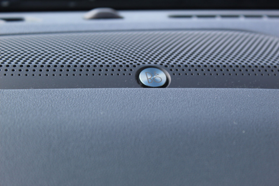 Ford Kuga 2.5-225pk PHEV 'Vignale' Plug-in Hybrid Automaat. Luxe hybride rijden voor een reëel bedrag ! Adaptieve Cruise Control, Climate Control, Stoel-, stuur-, voorraam- en achterbankverwarming, Side- en lane assist, Camera, Head-up display etc.