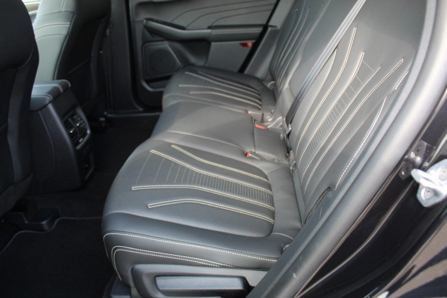 Ford Kuga 2.5-225pk PHEV 'Vignale' Plug-in Hybrid Automaat. Luxe hybride rijden voor een reëel bedrag ! Adaptieve Cruise Control, Climate Control, Stoel-, stuur-, voorraam- en achterbankverwarming, Side- en lane assist, Camera, Head-up display etc.