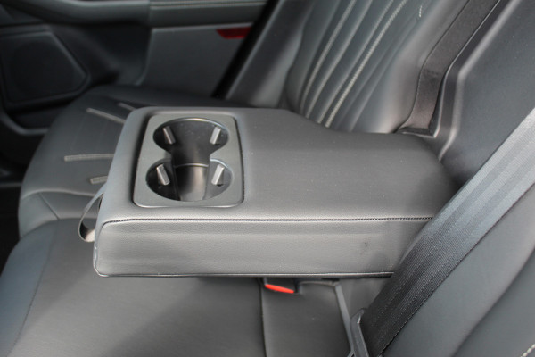 Ford Kuga 2.5-225pk PHEV 'Vignale' Plug-in Hybrid Automaat. Luxe hybride rijden voor een reëel bedrag ! Adaptieve Cruise Control, Climate Control, Stoel-, stuur-, voorraam- en achterbankverwarming, Side- en lane assist, Camera, Head-up display etc.