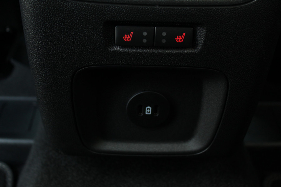 Ford Kuga 2.5-225pk PHEV 'Vignale' Plug-in Hybrid Automaat. Luxe hybride rijden voor een reëel bedrag ! Adaptieve Cruise Control, Climate Control, Stoel-, stuur-, voorraam- en achterbankverwarming, Side- en lane assist, Camera, Head-up display etc.