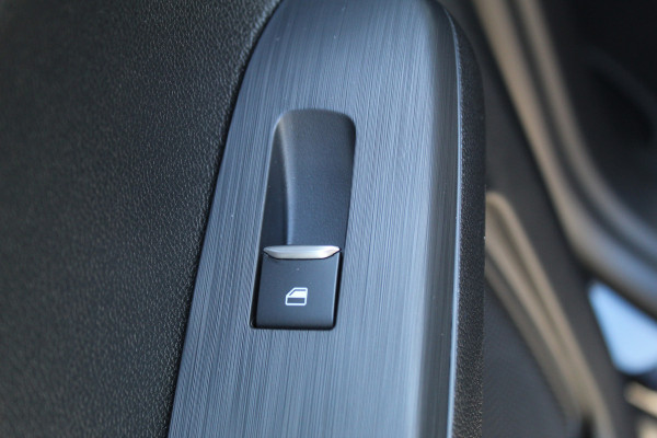 Ford Kuga 2.5-225pk PHEV 'Vignale' Plug-in Hybrid Automaat. Luxe hybride rijden voor een reëel bedrag ! Adaptieve Cruise Control, Climate Control, Stoel-, stuur-, voorraam- en achterbankverwarming, Side- en lane assist, Camera, Head-up display etc.