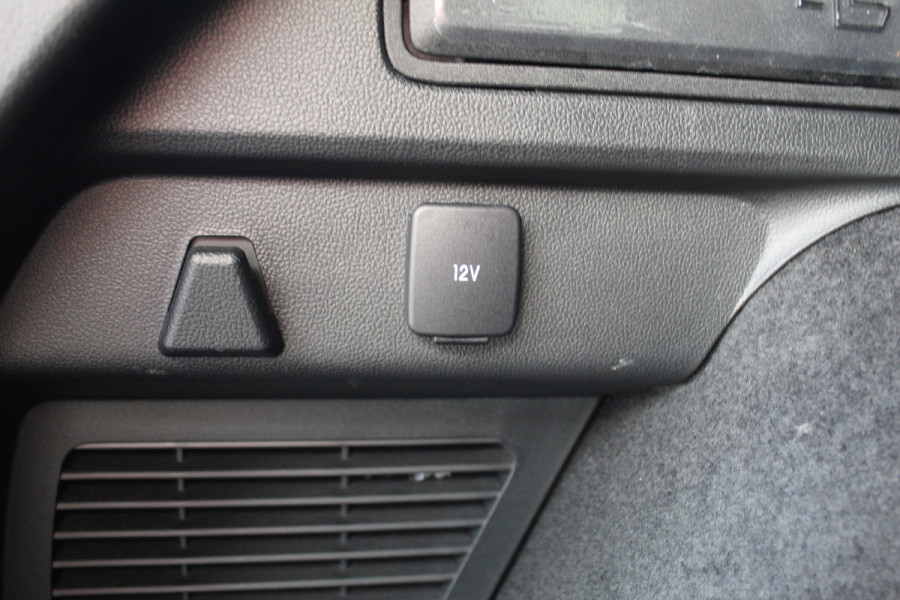 Ford Kuga 2.5-225pk PHEV 'Vignale' Plug-in Hybrid Automaat. Luxe hybride rijden voor een reëel bedrag ! Adaptieve Cruise Control, Climate Control, Stoel-, stuur-, voorraam- en achterbankverwarming, Side- en lane assist, Camera, Head-up display etc.