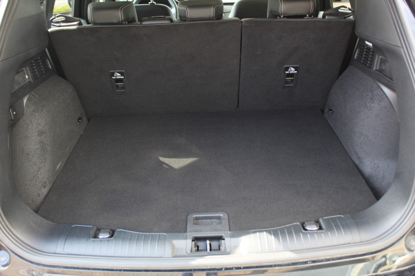 Ford Kuga 2.5-225pk PHEV 'Vignale' Plug-in Hybrid Automaat. Luxe hybride rijden voor een reëel bedrag ! Adaptieve Cruise Control, Climate Control, Stoel-, stuur-, voorraam- en achterbankverwarming, Side- en lane assist, Camera, Head-up display etc.