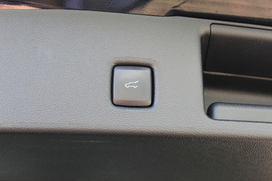 Ford Kuga 2.5-225pk PHEV 'Vignale' Plug-in Hybrid Automaat. Luxe hybride rijden voor een reëel bedrag ! Adaptieve Cruise Control, Climate Control, Stoel-, stuur-, voorraam- en achterbankverwarming, Side- en lane assist, Camera, Head-up display etc.