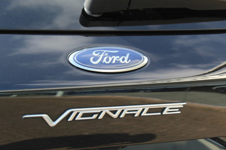 Ford Kuga 2.5-225pk PHEV 'Vignale' Plug-in Hybrid Automaat. Luxe hybride rijden voor een reëel bedrag ! Adaptieve Cruise Control, Climate Control, Stoel-, stuur-, voorraam- en achterbankverwarming, Side- en lane assist, Camera, Head-up display etc.