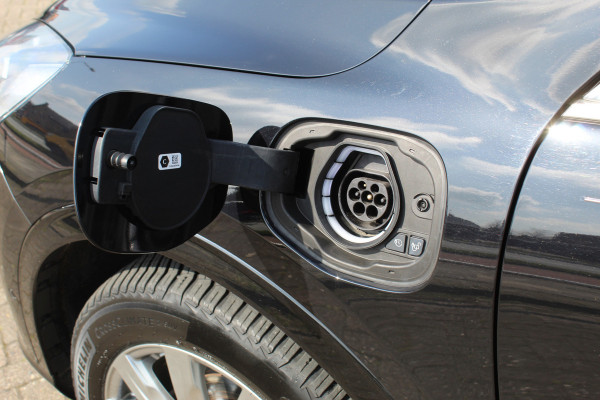 Ford Kuga 2.5-225pk PHEV 'Vignale' Plug-in Hybrid Automaat. Luxe hybride rijden voor een reëel bedrag ! Adaptieve Cruise Control, Climate Control, Stoel-, stuur-, voorraam- en achterbankverwarming, Side- en lane assist, Camera, Head-up display etc.