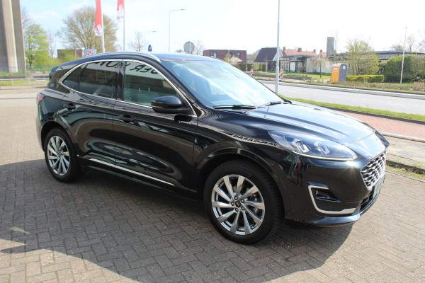 Ford Kuga 2.5-225pk PHEV 'Vignale' Plug-in Hybrid Automaat. Luxe hybride rijden voor een reëel bedrag ! Adaptieve Cruise Control, Climate Control, Stoel-, stuur-, voorraam- en achterbankverwarming, Side- en lane assist, Camera, Head-up display etc.