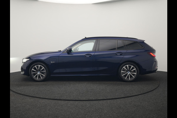 BMW 3 Serie Touring 320e xDrive PHEV 204pk Dealer O.H. | Trekhaak Af Fabriek | Panodak | Adaptive Cruise | Camera | Lederen Sportstoelen Memory & Verwarmd | Widescreen Navi | Blis | Apple Carplay | DAB | Iconic Glow Grille | Plug In Hybrid |