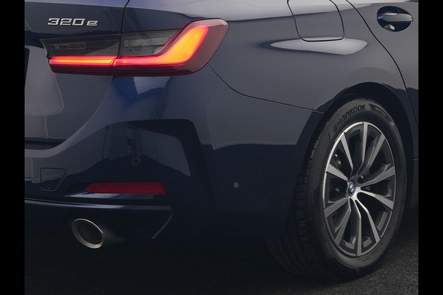 BMW 3 Serie Touring 320e xDrive PHEV 204pk Dealer O.H. | Trekhaak Af Fabriek | Panodak | Adaptive Cruise | Camera | Lederen Sportstoelen Memory & Verwarmd | Widescreen Navi | Blis | Apple Carplay | DAB | Iconic Glow Grille | Plug In Hybrid |