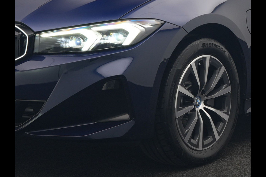 BMW 3 Serie Touring 320e xDrive PHEV 204pk Dealer O.H. | Trekhaak Af Fabriek | Panodak | Adaptive Cruise | Camera | Lederen Sportstoelen Memory & Verwarmd | Widescreen Navi | Blis | Apple Carplay | DAB | Iconic Glow Grille | Plug In Hybrid |